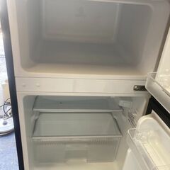 ☆中古￥8,800！日本美的　90㍑2ドア冷蔵庫　家電　2023年製　RCT90BL(E)型　幅48㎝ｘ奥行51㎝ｘ高さ85㎝　【BD101】の画像