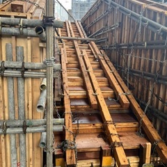 【自由に稼げる】【1.2〜1.8万】型枠工事スタッフ！未経験、経験者、ガッツリ稼ぎたい方歓迎！の画像