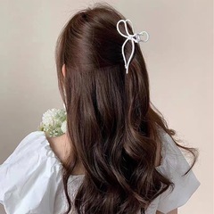 韓国 大きめリボン型ヘアクリップ　しっかり　バンスクリップ　シルバーリボンバンスクリップ 　ヘアクリップ バンスクリップ リボン　量産型 地雷 ヘアクリップの画像