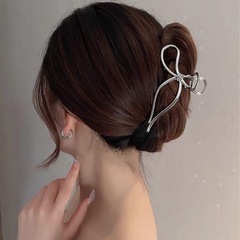 韓国 大きめリボン型ヘアクリップ　しっかり　バンスクリップ　シルバーリボンバンスクリップ 　ヘアクリップ バンスクリップ リボン　量産型 地雷 ヘアクリップの画像