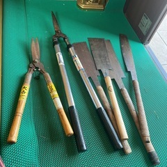 庭の剪定ばさみとノコギリ