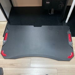 ニトリ ゲーミングデスク ブラック✕レッドの画像