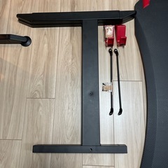 ニトリ ゲーミングデスク ブラック✕レッドの画像