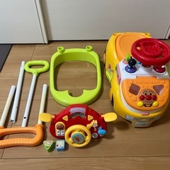 アンパンマン よくばりビジーカーDX 足けリ乗用玩具 押し棒ガード付き 乗用玩具 手押し車の画像