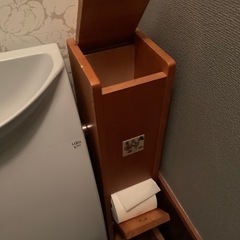 トイレットペーパー入れ　ブラウンの画像