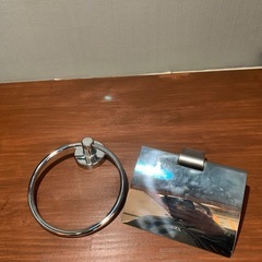 LIXIL トイレットペーパーホルダーとタオルかけのセットの画像