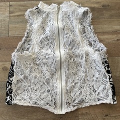 【ZARA】レース刺繍　ノースリーブベストの画像