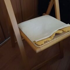 テーブル、折りたたみ椅子の画像
