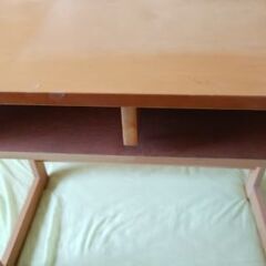 テーブル、折りたたみ椅子の画像