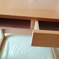 テーブル、折りたたみ椅子の画像