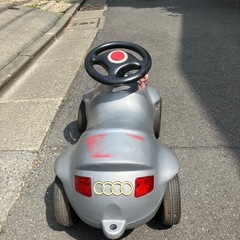 子供乗り物　アウディの画像
