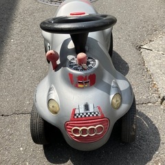 子供乗り物　アウディ