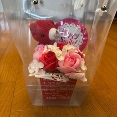 造花とクマのぬいぐるみ