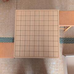 脚付き将棋盤と駒台の画像