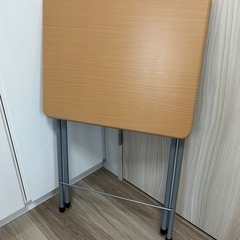 折りたたみテーブルの画像