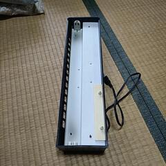 水槽の上の照明②の画像