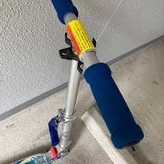 青いキックボード　折りたたみ可の画像