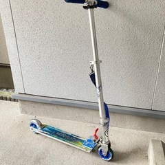 青いキックボード　折りたたみ可