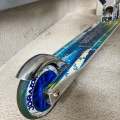 青いキックボード　折りたたみ可の画像