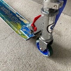 青いキックボード　折りたたみ可の画像