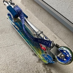 青いキックボード　折りたたみ可の画像