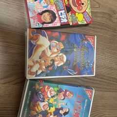 ディズニーのビデオ2つ（白雪姫とアラジン）