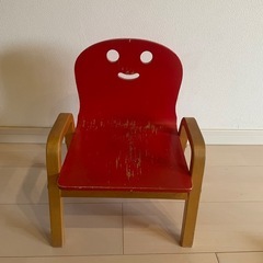 赤色子供いすの画像
