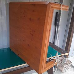 きっちりとした作りのテーブル、こたつの画像