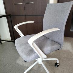 グレーの回転チェア