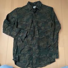 ユニクロ　迷彩柄シャツ　　メンズS