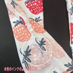 ‼️最終価格‼️イチゴ柄🍓裾フリルラッシュガード＆スイムキャップsetの画像