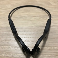 腕時計と骨伝導イヤホンとバッファローハブの画像