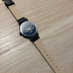 腕時計と骨伝導イヤホンとバッファローハブの画像