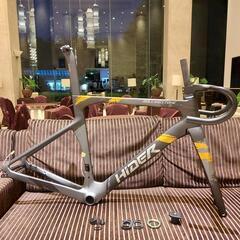 ６０万円台のUCIプロチーム機材と同じ設計　新品カーボン　ディスクロードバイクフレーム　ROLLINGSTONEローリングストーンの画像