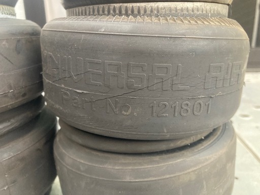 ユニバーサルエア エアサスエアバッグ 貫通式×2 非貫通式×2 Part No.121801 UNIVERSAL AIR