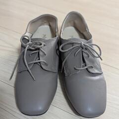 グレージュカラー、シューズの画像