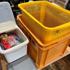 お取引き中❗️オモチャとカゴ3個 セットと車用ドリンクホルダーを差し上げるます。の画像