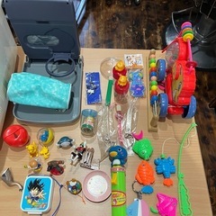 お取引き中❗️オモチャとカゴ3個 セットと車用ドリンクホルダーを差し上げるます。の画像