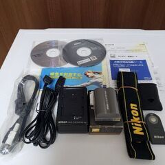 Nikon デジタル一眼レフカメラ D80とNikkor ズームレンズ 18-200mmと付属品1式の画像