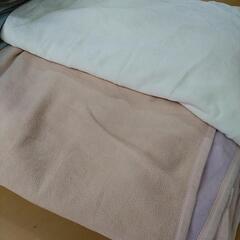 中古毛布4枚と敷毛布1枚　ペットの敷物にの画像