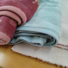 中古毛布4枚と敷毛布1枚　ペットの敷物にの画像