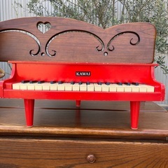 KAWAI カワイ ミニピアノ ピアノ 子供用ピアノ レトロピアノ 鍵盤楽器 楽器 レトロ楽器 赤 赤ピアノ　の画像