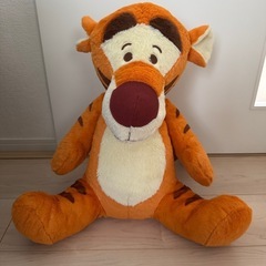 プーさん風ロンパースとティガーぬいぐるみセットの画像