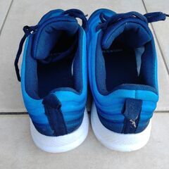 お譲り先決定！美品　スニーカー22.5 ブルーの画像