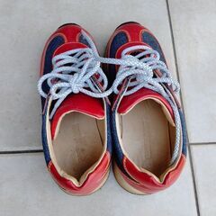 美品　スニーカー22.5 ブの画像