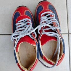 美品　スニーカー22.5 ブの画像