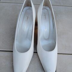 美品パンプス24.0 白　ウェデングドレスにも　ウェデングパンプスの画像