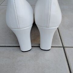 美品パンプス24.0 白　ウェデングドレスにも　ウェデングパンプスの画像