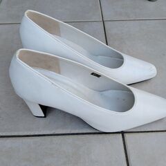 美品パンプス24.0 白　ウェデングドレスにも　ウェデングパンプスの画像
