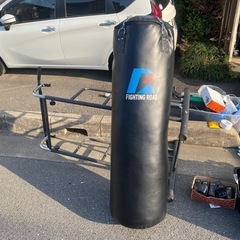 サンドバッグ　美品　吊り下げ式　取り付け用台座付きの画像